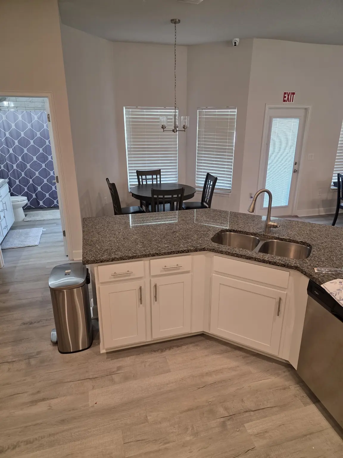 Kitchen island with double sink overlooking the dining area